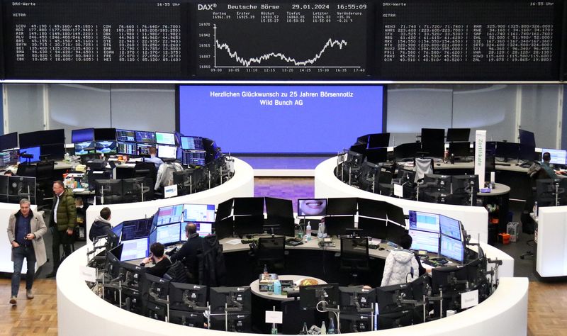 &copy; Reuters. شاشة تعرض بيانات مؤشر داكس الألماني في بورصة فرانكفورت يوم الاثنين في صورة لرويترز.