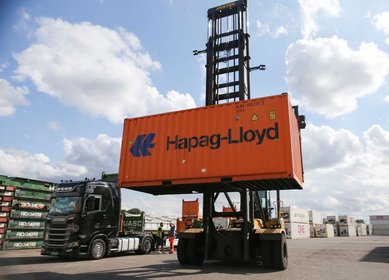 &copy; Reuters. FOTO DE ARCHIVO: Un contenedor de la naviera Hapag-Lloyd en el puerto de Hamburgo, Alemania. 30 de agosto de 2022. REUTERS/Cathrin Mueller