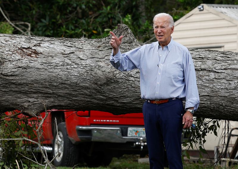 &copy; Reuters. U.S. President Joe Biden gestures in front of a fallen tree, during his tour of Hurricane Idalia storm destruction, Live Oak, Florida, U.S., September 2, 2023.  REUTERS/Evelyn Hockstein/File Photo