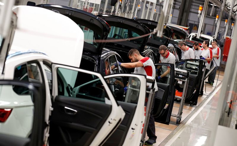 &copy; Reuters. FOTO DE ARCHIVO. Trabajadores ensamblan vehículos en la línea de montaje de la fábrica de automóviles SEAT en Martorell, Cataluña, España. 31 de octubre de 2018. REUTERS/Albert Gea