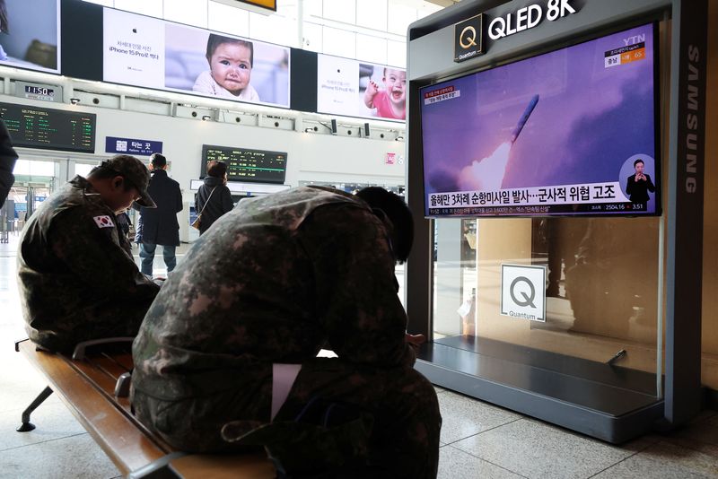 &copy; Reuters. Des soldats sud-coréens utilisent leur téléphone portable devant un téléviseur diffusant un reportage sur le tir par la Corée du Nord de plusieurs missiles de croisière non identifiés dans la mer au large de sa côte ouest, dans une gare de Séoul