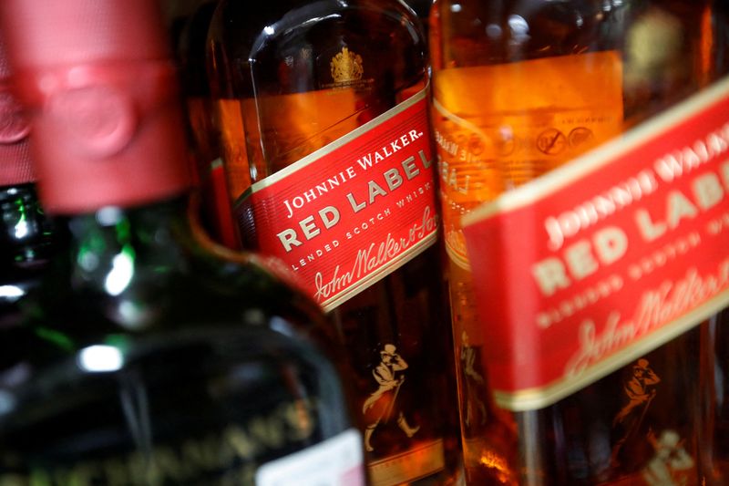 © Reuters. FOTO DE ARCHIVO: Botellas de whisky Johnnie Walker y Buchanan's se exhiben en una licorería que vende whisky y otros licores distribuidos por Diageo, en la Ciudad de México, México 7 de diciembre de 2023. REUTERS/Daniel Becerril/Archivo