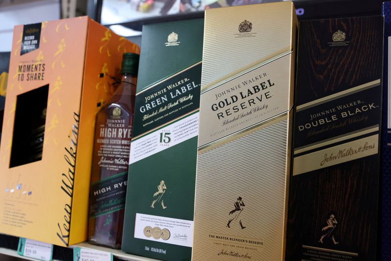 &copy; Reuters. Photo d'archives: Des bouteilles de whisky Johnnie Walker, une marque de Diageo, sont mises en vente à Manhattan, à New York City, aux États-Unis. /Photo prise le 20 mai 2022/REUTERS/Andrew Kelly 