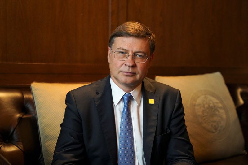 &copy; Reuters. Le vice-président de l'exécutif européen en charge du Commerce, Valdis Dombrovskis, pose pour une photo lors d'une interview avec Reuters à Shanghai, en Chine. /Photo prise le 23 septembre 2023/REUTERS/Jason Xue