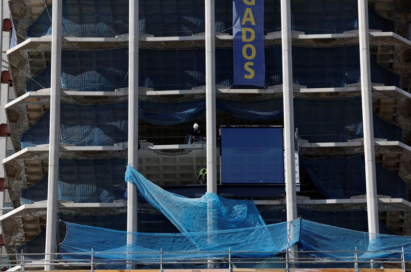 &copy; Reuters. FOTO DE ARCHIVO: Obreros trabajando en un edificio en construcción en Madrid, España. 15 de febrero de 2022. REUTERS/Juan Medina