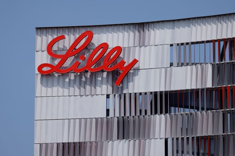 &copy; Reuters. Le logo d'Eli Lilly apparaît sur l'un des bureaux de la société à San Diego, en Californie, aux États-Unis. /Photo prise le 17 septembre 2020/REUTERS/Mike Blake