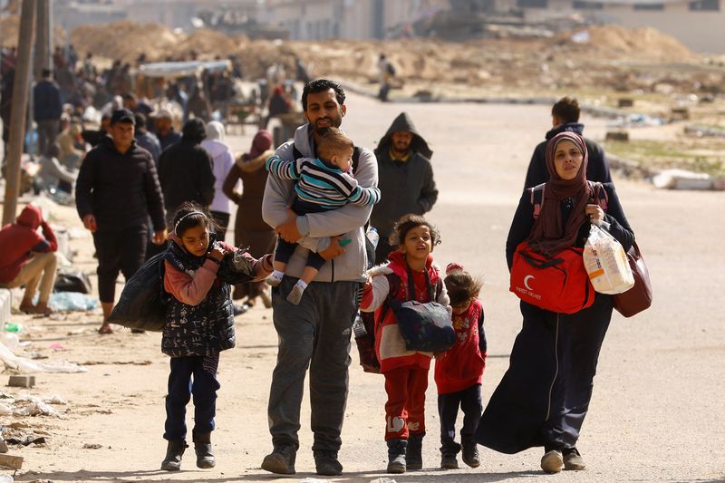 &copy; Reuters. Palestinesi in fuga da Khan Younis si dirigono verso Rafah, nel sud della Striscia di Gaza, 30 gennaio 2024. REUTERS/Ibraheem Abu Mustafa