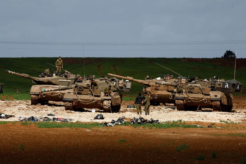 &copy; Reuters. Soldados israelíes trabajan junto a sus tanques, en medio del actual conflicto entre Israel y el grupo islamista palestino Hamás, cerca de la frontera norte de Gaza, en Israel. 30 de enero de 2024. REUTERS/Amir Cohen