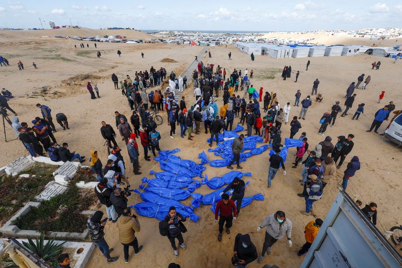 &copy; Reuters. Decenas de personas entierran los cuerpos de palestinos abatidos por Israel, en Rafah, en el sur de la Franja de Gaza. 30 enero 2024. REUTERS/Mohammed Salem