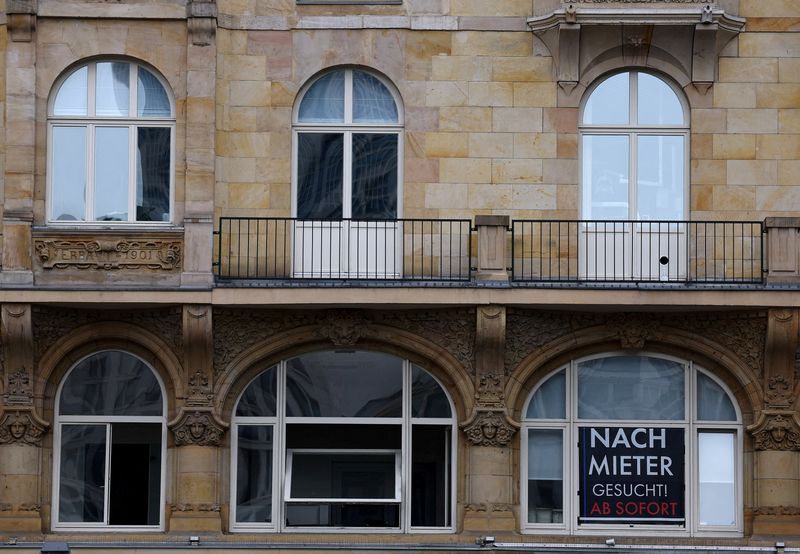 &copy; Reuters. FILE PHOTO: A sign reads "new tenant wanted" in a window of a commercial building in Frankfurt, Germany, July 19, 2023. REUTERS/Kai Pfaffenbach/File Photo