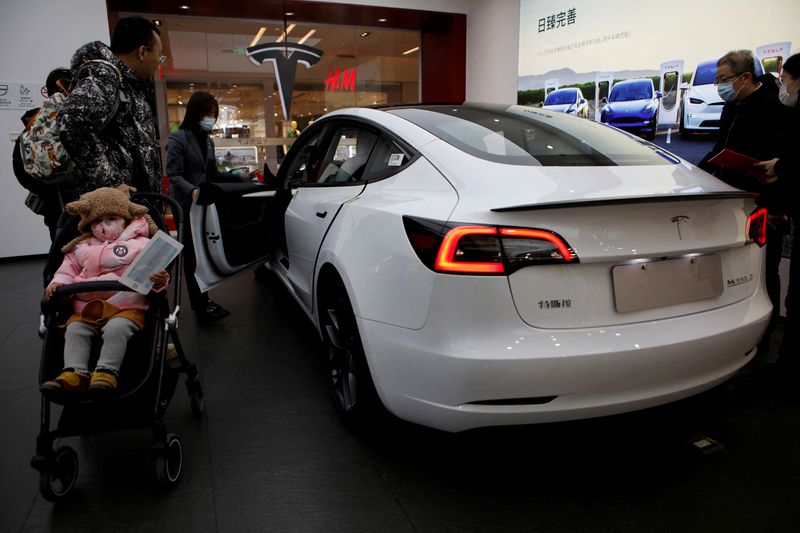 &copy; Reuters. FILE PHOTO: Visitors check a Tesla Model 3 car at a showroom of the U.S. electric vehicle (EV) maker in Beijing, China February 4, 2023. REUTERS/Florence Lo/File Photo