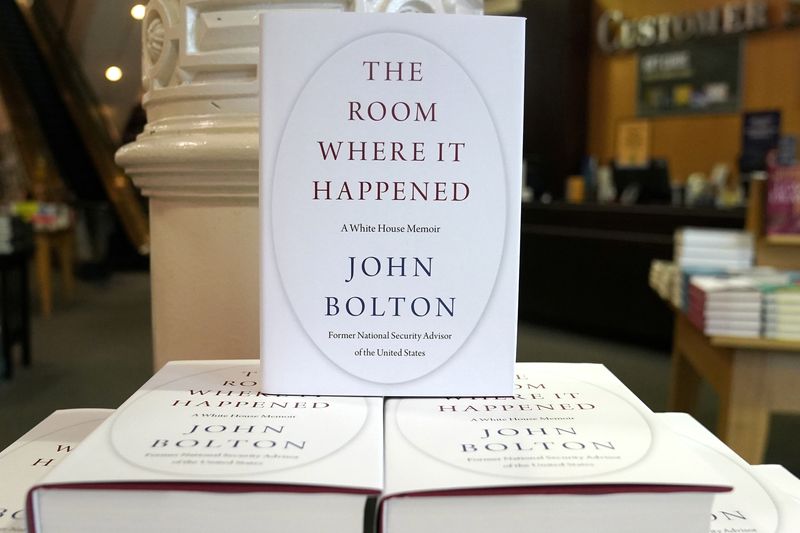&copy; Reuters. Foto de archivo de copias del libro  'The Room Where It Happened' del exasesor de Seguridad Nacional de Estados Unidos John Bolton en la librería Barnes and Noble de Manhattan 
 Jun 23, 2020. REUTERS/Carlo Allegri/
