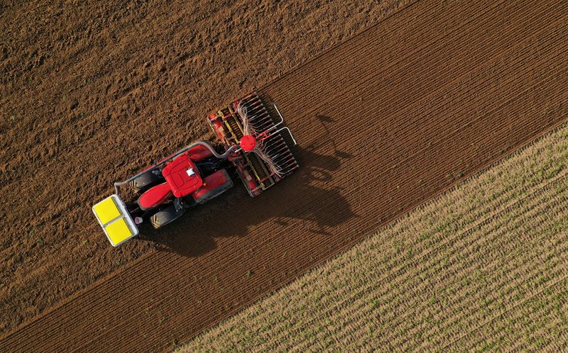 &copy; Reuters. FOTO DE ARCHIVO: Un agricultor conduce su tractor para sembrar trigo en su campo en Havrincourt, Francia. 26 de octubre de 2022. REUTERS/Pascal Rossignol