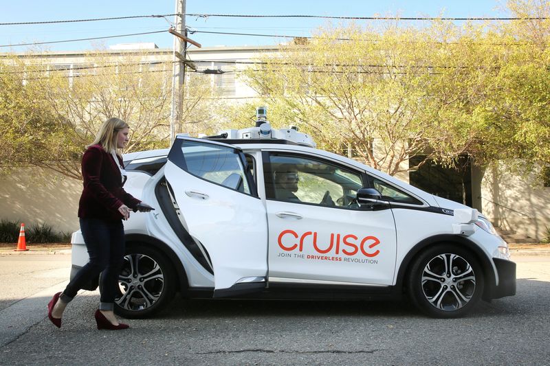 &copy; Reuters. FILE PHOTO: A woman gets in a self-driving Chevy Bolt EV car during a media event by Cruise, GM’s autonomous car unit,  in San Francisco, California, U.S. November 28, 2017. REUTERS/Elijah Nouvelage/File Photo