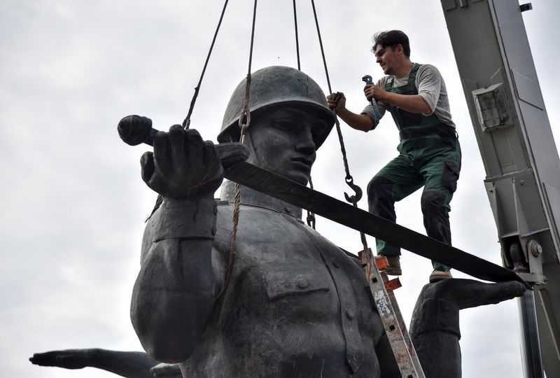 &copy; Reuters. Trabalhador desmonta monumento soviético em Lviv
23/07/2021
REUTERS/Pavlo Palamarchuk