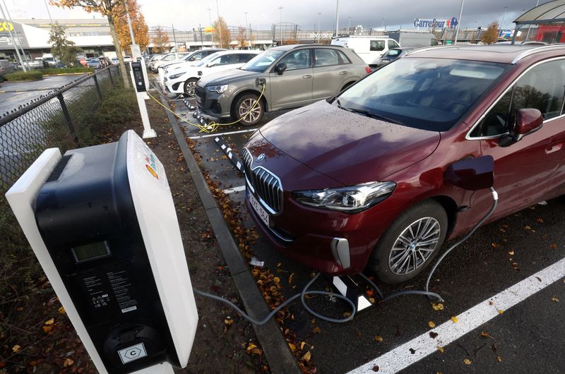&copy; Reuters. FOTO DE ARCHIVO: Un vehículo eléctrico BMW se carga en una estación de recarga en Drogenbos, Bélgica, el 25 de noviembre,  2023. REUTERS/Yves Herman/Foto de Archivo