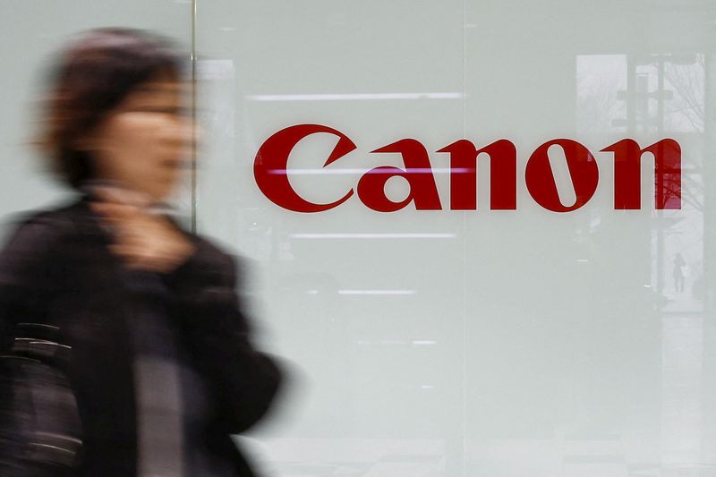 &copy; Reuters. Mulher passa por logo da Canon em unidade de empresa japonesa em Tóquio
10/03/2016
REUTERS/Thomas Peter/File Photo