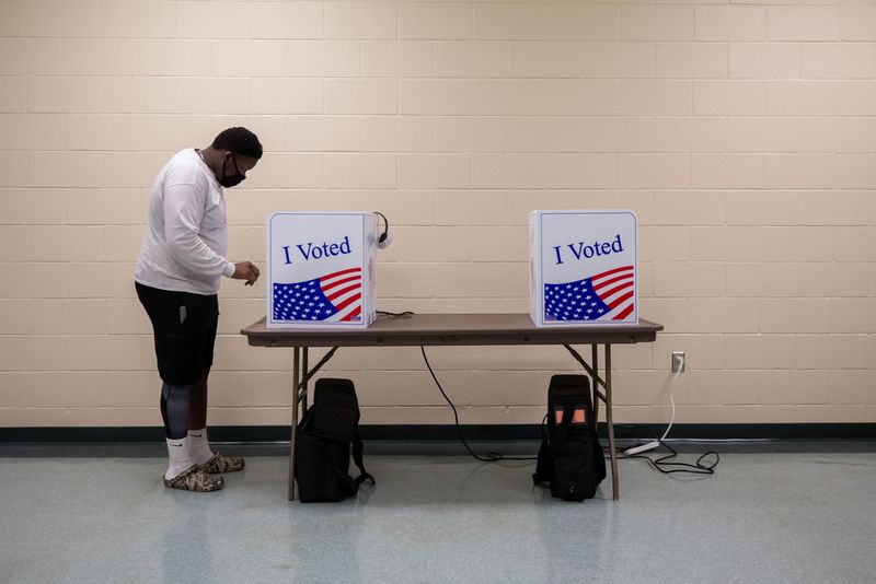 © Reuters. FILE PHOTO: A person casts his ballot for the upcoming presidential election during early voting in Sumter, South Carolina, U.S., October 9, 2020.  REUTERS/Micah Green