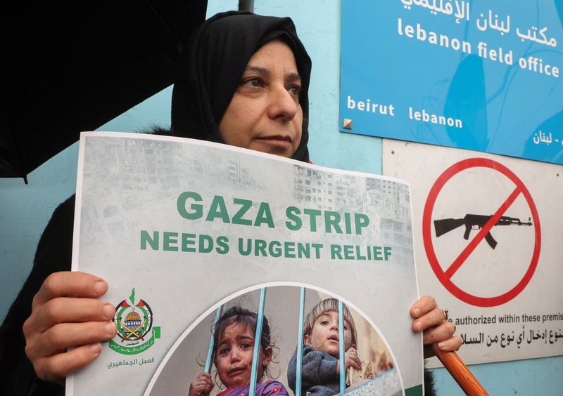 &copy; Reuters. A Palestinian woman holds a placard during a protest against the suspension of UNRWA funding by some Western states, in front of the United Nations Palestinian aid agency UNRWA's building in Beirut, Lebanon January 30, 2024. REUTERS/Mohamed Azakir