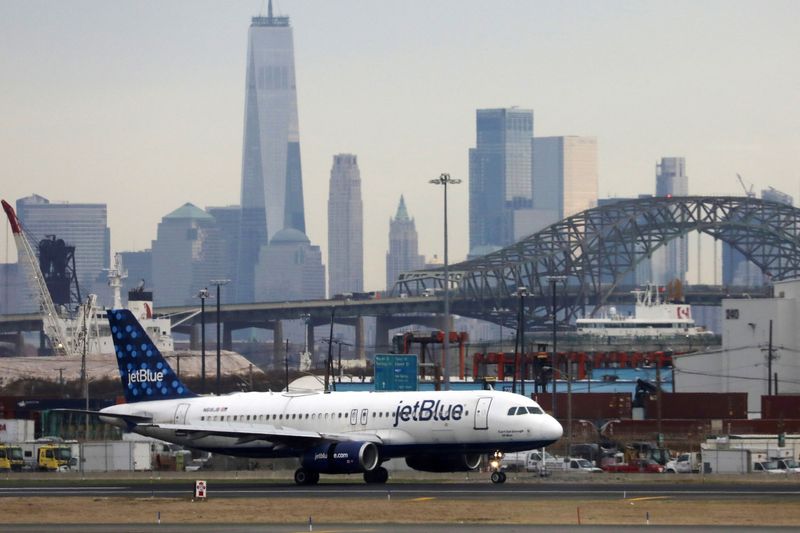 &copy; Reuters. Avião da JetBlue pousa em aeroporto de Nova Jersey, com a cidade e Nova York ao fundo
06/12/2019
REUTERS/Chris Helgren