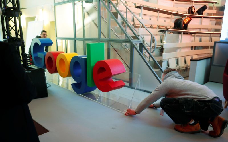 &copy; Reuters. Workers move a Google logo during the opening of the new Alphabet's Google Berlin office in Berlin, Germany, January 22, 2019. REUTERS/Hannibal Hanschke/File Photo