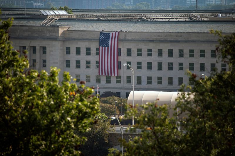 &copy; Reuters. علم الولايات المتحدة على مبنى وزارة الدفاع الأمريكية (البنتاجون) في ولاية فيرجينيا بالولايات المتحدة في صورة من أرشيف رويترز.