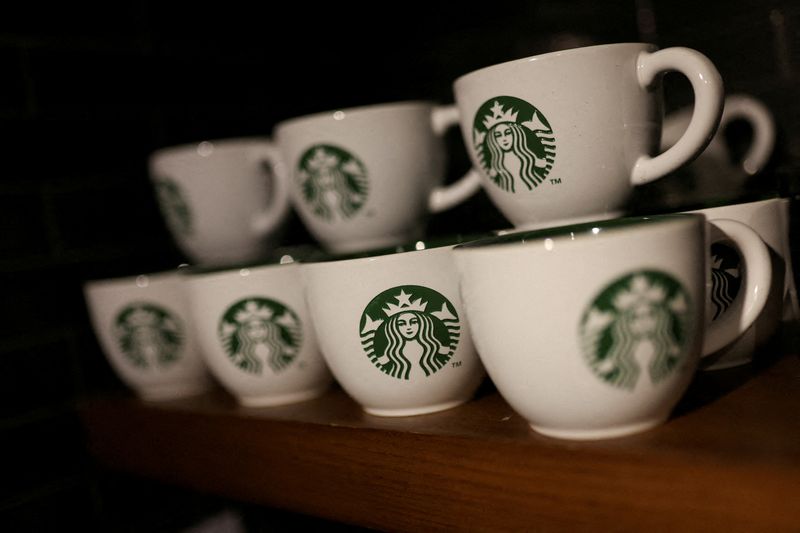 © Reuters. FILE PHOTO: Branded coffee mugs are displayed in Starbucks' outlet at a market in New Delhi, India, May 30, 2023. REUTERS/Anushree Fadnavis/File Photo/File Photo