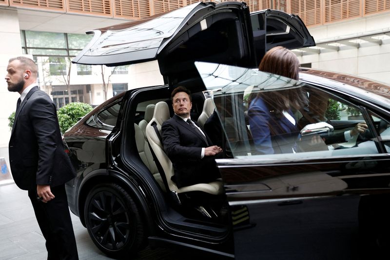 &copy; Reuters. Tesla Chief Executive Officer Elon Musk gets in a Tesla car as he leaves a hotel in Beijing, China May 31, 2023. REUTERS/Tingshu Wang/File Photo