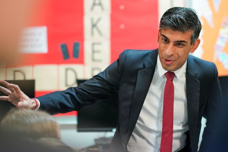 &copy; Reuters. British Prime Minister Rishi Sunak meets Year 9 students taking part in a personal development lesson as he visits Haughton Academy to outline plans for the banning of single use vapes, in Darlington, Britain, on January 29, 2024.   Ian Forsyth/Pool via R
