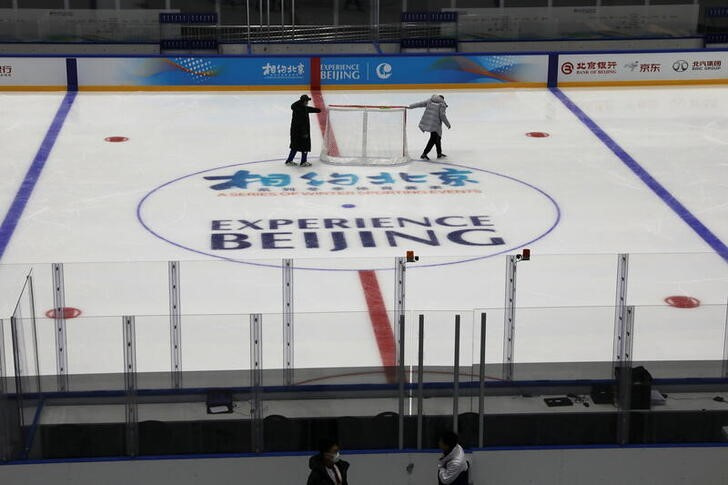 &copy; Reuters. Imagen de archivo de encargados del cuidado de la pista de hockey sobre hielo de los Juegos Olímpicos de Invierno en el Estadio Nacional Cubierto, en Pekín, China. 1 abril 2021. REUTERS/Tingshu Wang