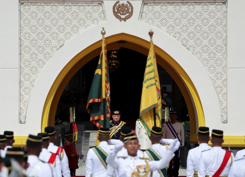 © Reuters. ملك ماليزيا السابع عشر السلطان إبراهيم  في القصر الوطني بكوالالمبور  يوم الأربعاء. صورة لرويترز من ممثل لوكالات الأنباء.