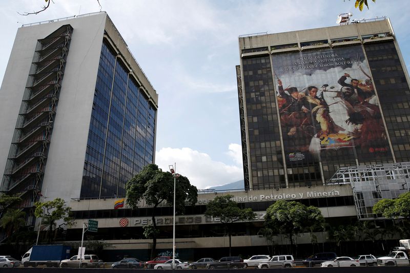 &copy; Reuters. 　米政府が対ベネズエラ制裁の一部を復活させたことについて、専門家はベネズエラの石油・ガス部門が打撃を受けるとの見方を示した。写真は国営石油会社PDVSAの本社。カラカスで２０１