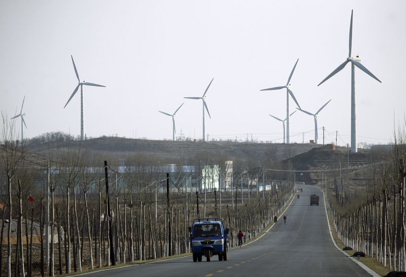 &copy; Reuters. 　中国電力企業連合会（ＣＥＣ）は３０日発表した報告書で、２０２４年に国内の風力と太陽光による発電能力が石炭発電を初めて逆転するとの予測を示した。写真は遼寧省の風力発電所。