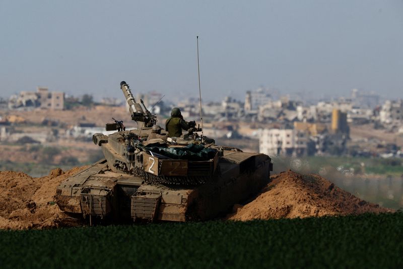 &copy; Reuters. دبابة إسرائيلية تنفذ مناورة على طول الحدود مع شمال غزة يوم الثلاثاء. تصوير: عامير كوهين - رويترز.