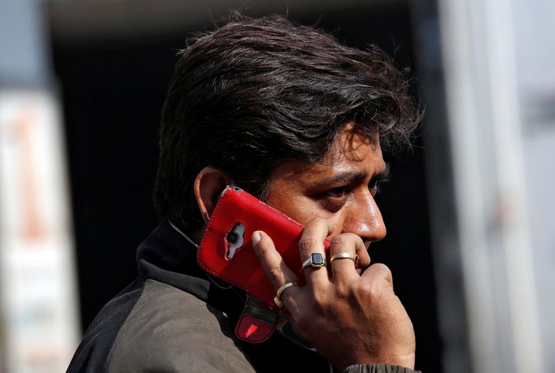 &copy; Reuters. 　１月３１日、インド政府は一部の携帯電話部品について輸入関税を１５％から１０％に引き下げた。コルカタで２０１７年撮影（２０２４年　ロイター/Rupak De Chowdhuri）