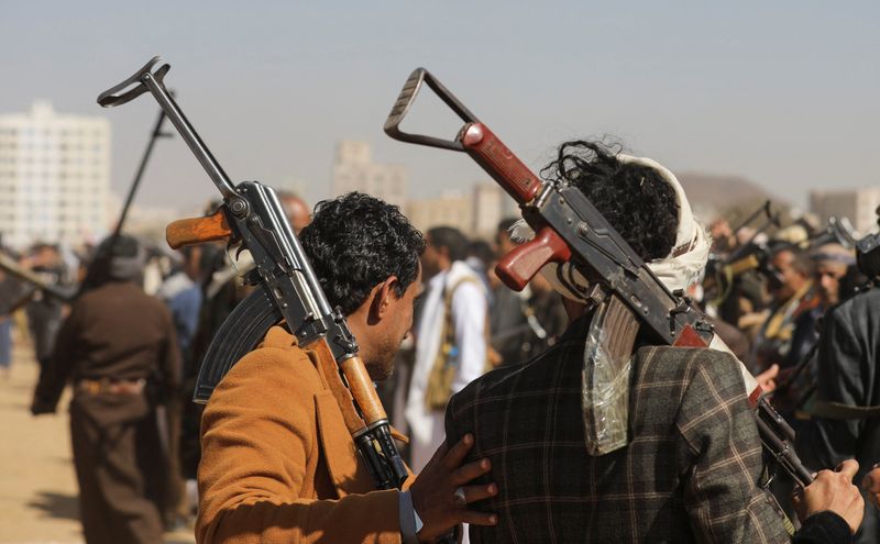 &copy; Reuters. Militanti Houthi durante una parata di solidarietà con la popolazione palestinese di Gaza. Sanaa, 29 gennaio 2024. REUTERS/Khaled Abdullah