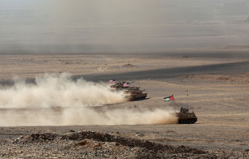 &copy; Reuters.  مركبات عسكرية ترفع العلمين الأردني والأمريكي خلال تدريبات عسكرية في الزرقاء بالأردن. صورة من أرشيف رويترز.