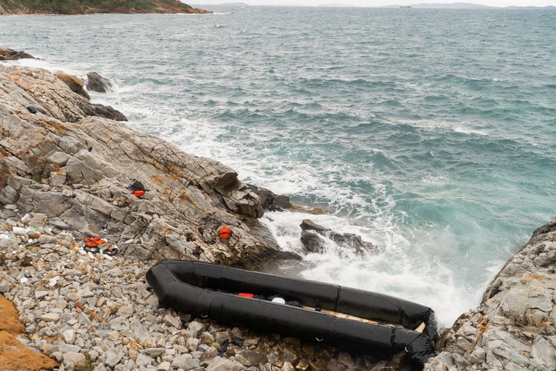 © Reuters. قارب مطاطي وسترات نجاة بعد غرق مهاجرين على الشاطيء في جزيرة ليسبوس باليونان في العاشر من يناير كانون الثاني 2024. تصوير: إنياتيس تسيكنس - رويترز.