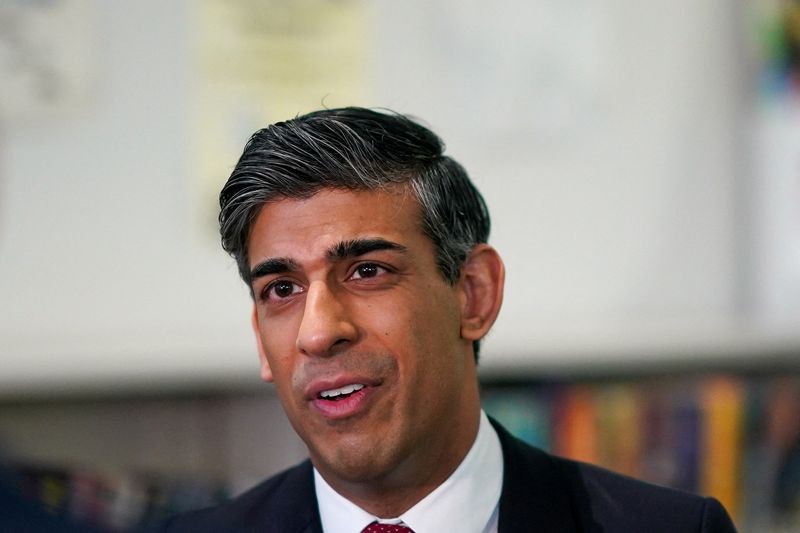 &copy; Reuters. British Prime Minister Rishi Sunak speaks with the media as he visits Haughton Academy to outline plans for the banning of single-use vapes, in Darlington, Britain, January 29, 2024.  Ian Forsyth/Pool via REUTERS/File Photo