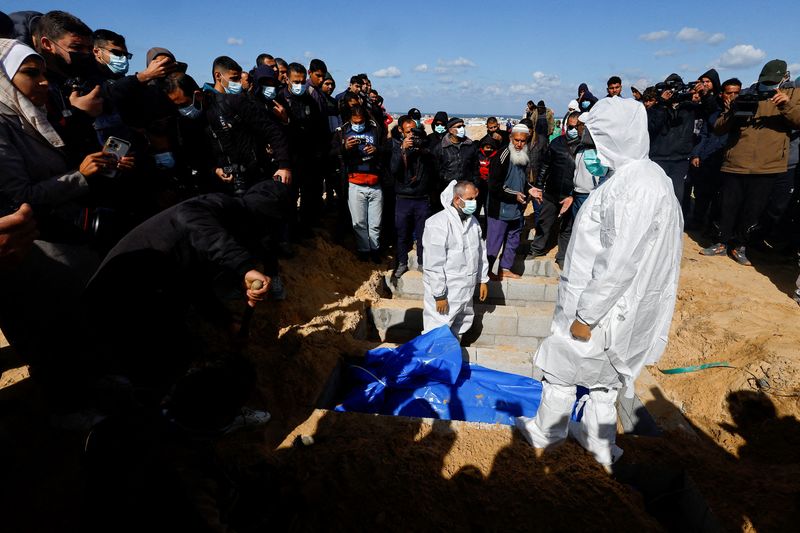 &copy; Reuters. أشخاص يدفنون فلسطينيين قتلوا جراء غارات وإطلاق نار بعد أن أفرجت إسرائيل عن جثثهم حسبما يقول مسؤولون في وزارة الصحة الفلسطينية في مقبرة جماع