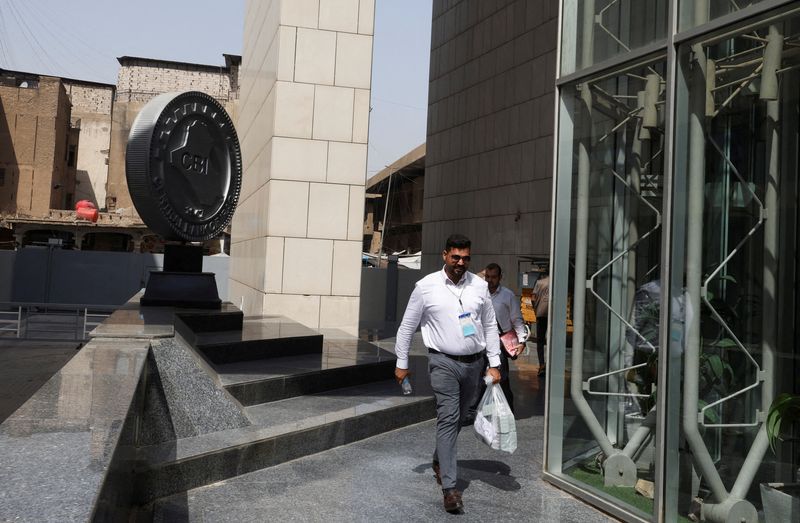 © Reuters. FILE PHOTO: Employees walk outside the headquarters of the Central Bank of Iraq in Baghdad, Iraq August 15, 2023. REUTERS/Ahmed Saad/File Photo
