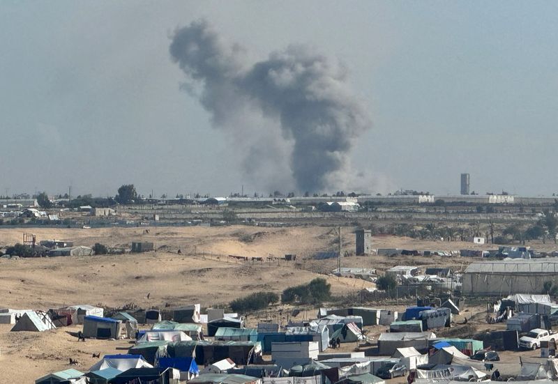 &copy; Reuters. دخان يتصاعد خلال عملية برية إسرائيلية في خان يونس كما يظهر من مخيم يؤوي نازحين فلسطينيين في رفح جنوب قطاع غزة يوم الأربعاء. تصوير: بسام مسعود