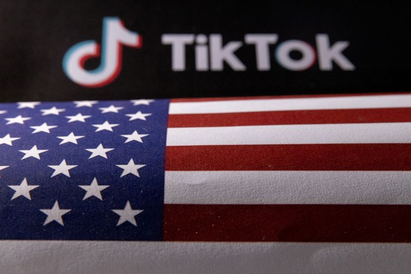 &copy; Reuters. Ilustración fotográfica del logo de TikTok junto a una bandera de EEUU. 2 junio 2023. REUTERS/Dado Ruvic