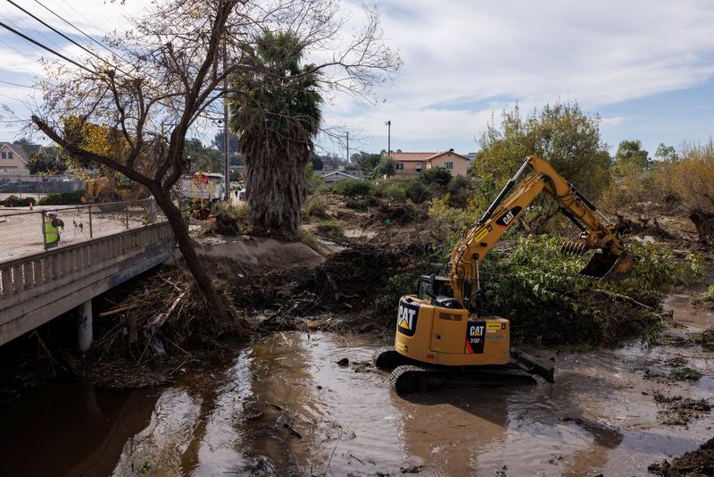 &copy; Reuters. City workers begin clearing debris along a drainage canal that overflowed causing flooding in adjacent neighborhoods after a heavy rain storm in San Diego, California, U.S. January 26, 2024.  REUTERS/Mike Blake/File Photo