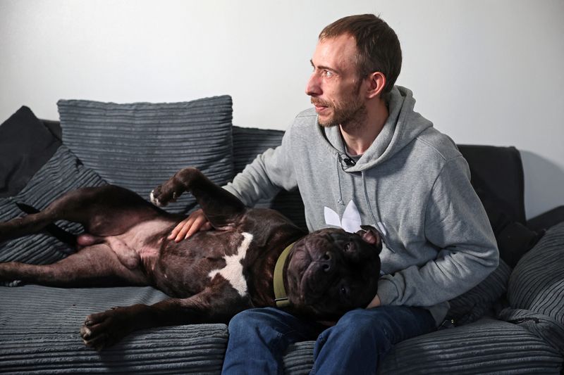 &copy; Reuters. El perro american bully XL "Duke" se relaja en casa con su dueño Terry Wigzell antes de su solicitud de exención tras la prohibición de la raza por el gobierno británico, en Londres, Reino Unido. 12 de enero de 2024. REUTERS/Toby Melville