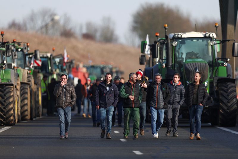 &copy; Reuters. Agricoltori francesi camminano sull'autostrada A16 durante la protesta per l'aumento dei prezzi, le tasse e la regolamentazione ecologica a Beauvais, Francia, 29 gennaio 2024. REUTERS/Stephanie Lecocq