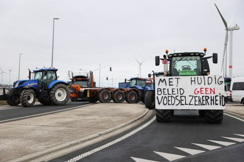 &copy; Reuters. Agricoltori belgi bloccano con i trattori l'Achterhaven, parte del porto di Zeebruge, mentre protestano per la pressione sui prezzi, le tasse e la regolamentazione ecologica, lamentele condivise dagli agricoltori di tutta Europa, a Zeebruge, in Belgio, 30
