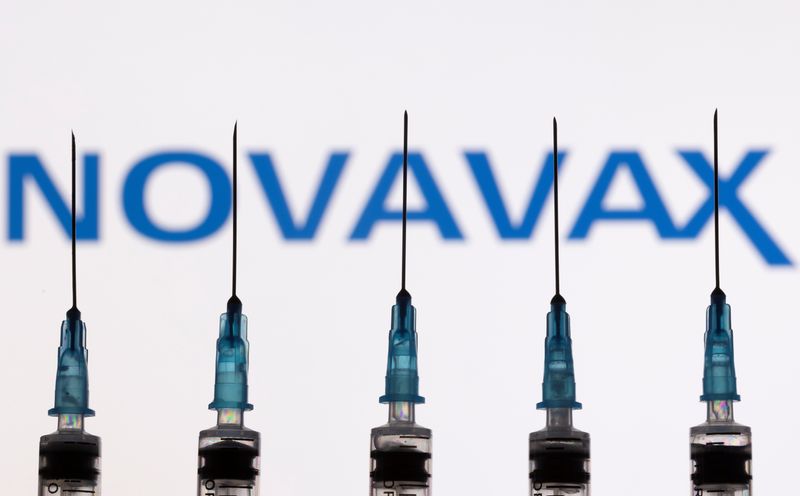 &copy; Reuters. FILE PHOTO: Syringes with needles are seen in front of a displayed Novavax logo in this illustration taken, November 27, 2021. REUTERS/Dado Ruvic/Illustration/File Photo