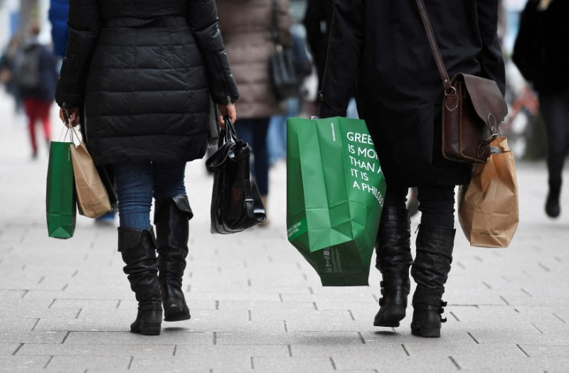 &copy; Reuters. FILE PHOTO: People carry their shopping bags in downtown Hamburg, Germany, January 25, 2018. REUTERS/Fabian Bimmer//File Photo 