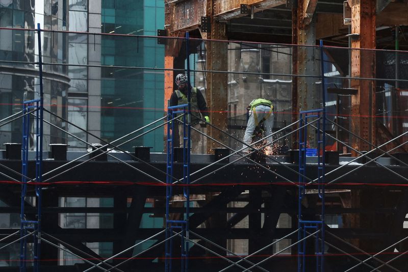 © Reuters. FILE PHOTO: Men work construction on the One Times Square site during cold weather in New York City, U.S., January 18, 2024. REUTERS/Shannon Stapleton/File Photo